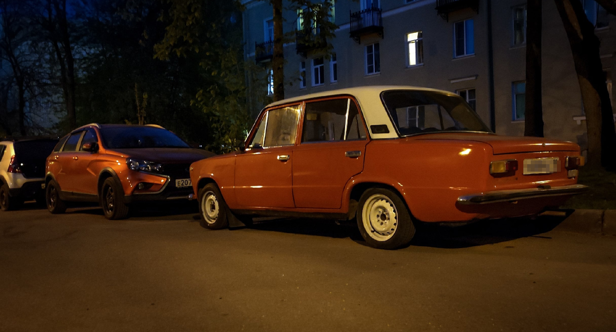 Две эпохи Автоваза. Веста (слева) получила вторую жизнь и пока заходит на рынок с механической коробкой. Фото моё