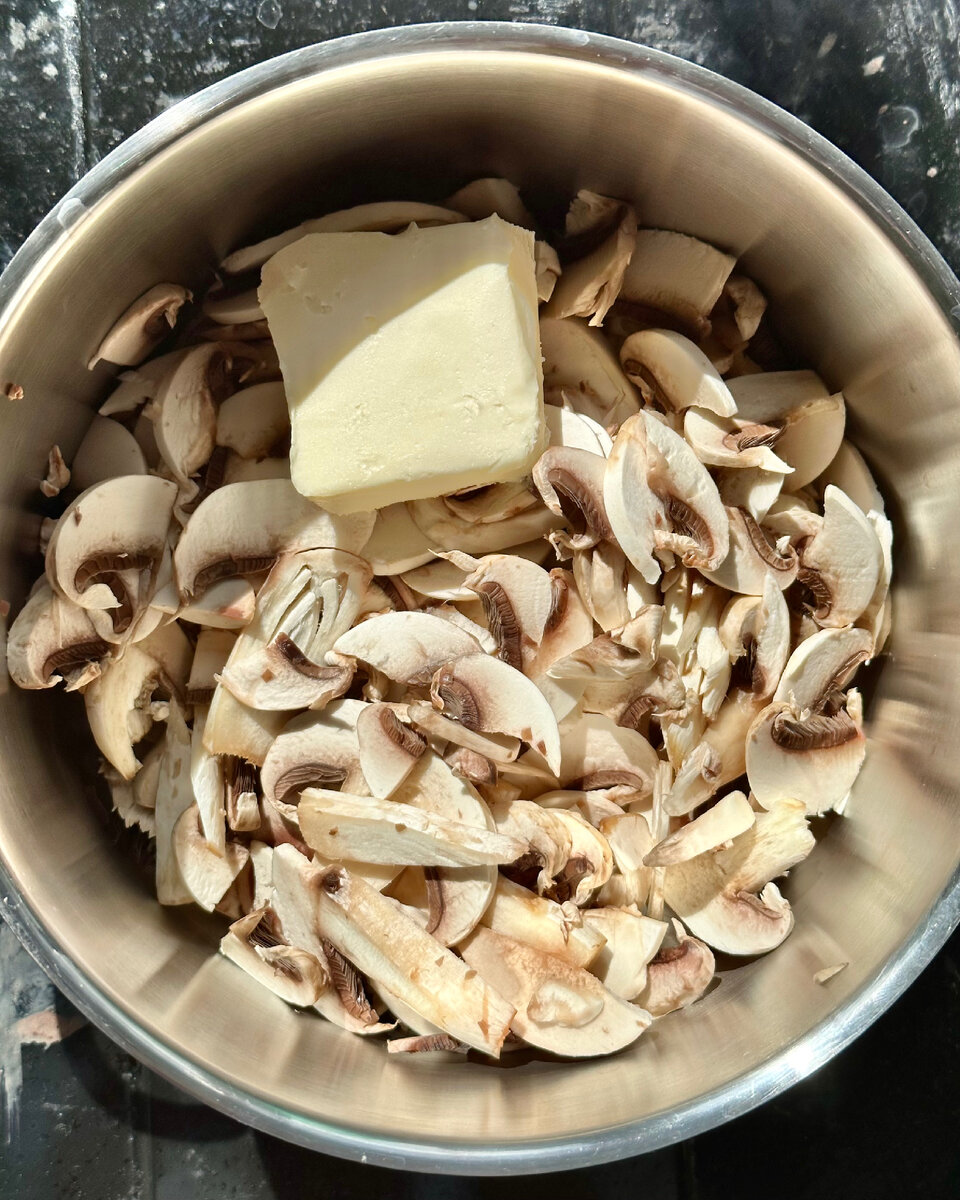 Не беспокоимся по поводу того что кастрюля наполовину полна грибами, они уварятся вдвое. 