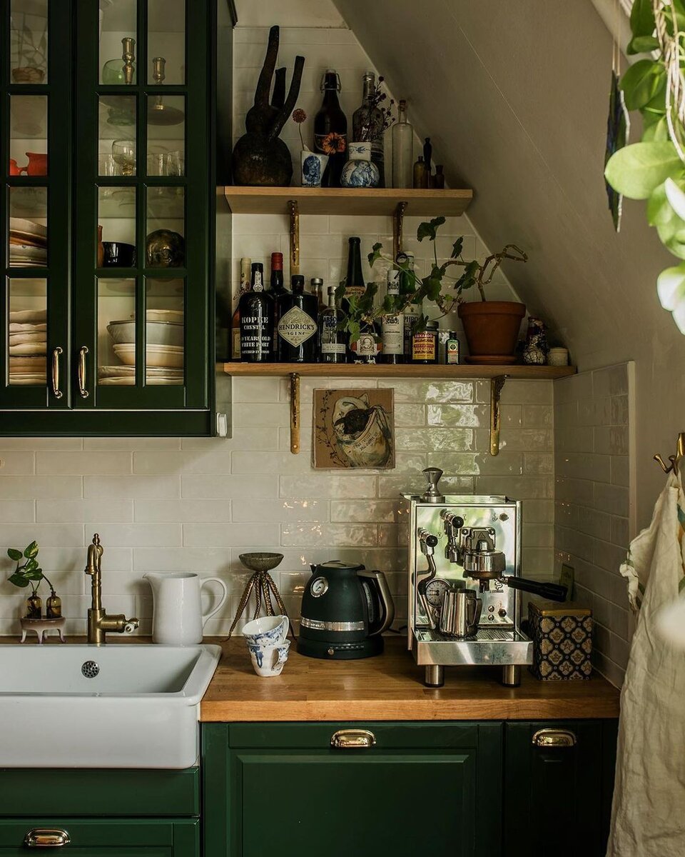 Каждый предмет тут на своем месте. Случайных вещей нет. От необычного подсвечника (у меня он ассоциируется с медузой) до фарфоровых чашек