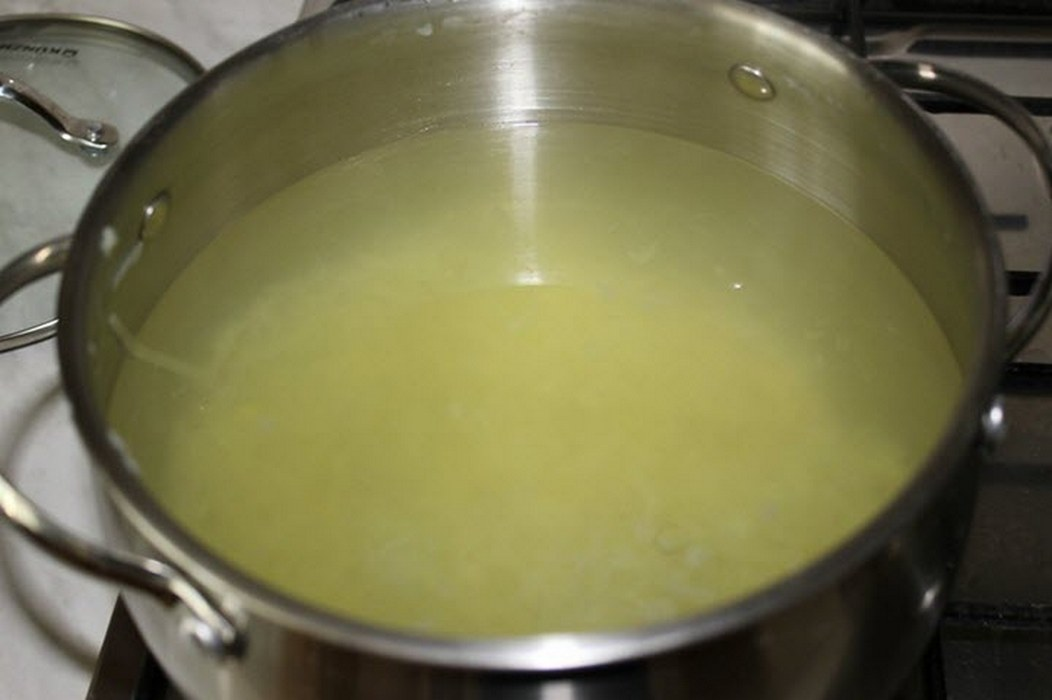 Normalerweise schütten wir das restliche Wasser nach dem Kartoffelkochen bedenkenlos in die Spüle. Dabei denken wir gar nicht darüber nach, was für ein wertvolles Produkt Kartoffelbrühe ist.-3