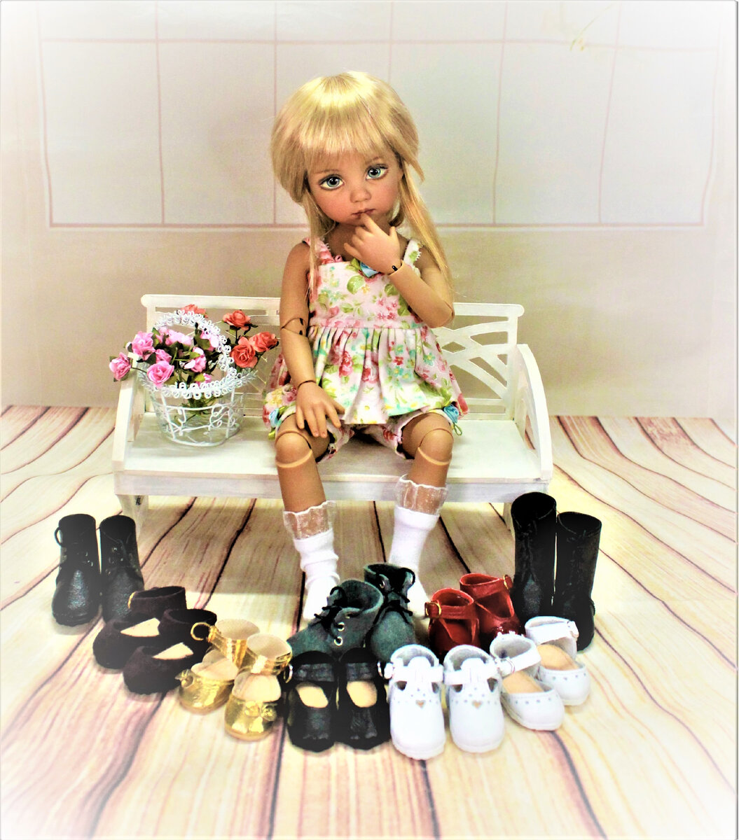 Моя Little darling BJD в задумчивости: куда это мы столько обуви настряпали?
