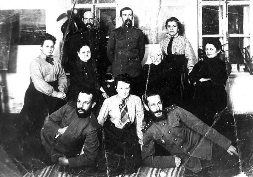 Николай Григорьевич Высочанский с женой. (Слева в нижнем ряду Н. Г. Высочанский и М. И. Высочанская) Источник: сообщество «ВКонтакте»: «Брянский вестник»