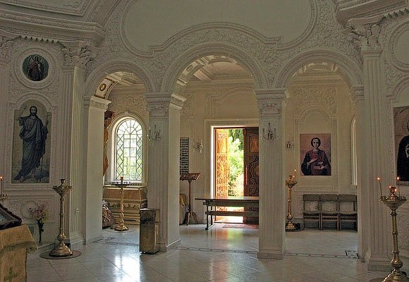      Внутреннее убранство храма