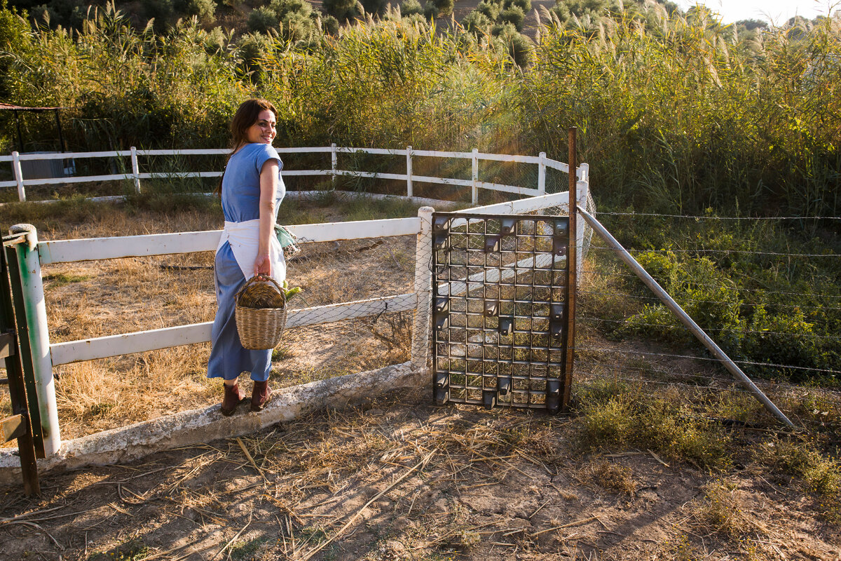Изображение от <a href="https://ru.freepik.com/free-photo/woman-standing-on-fence-holding-basket-in-hand_3168475.htm#query=%D0%B3%D1%80%D0%B0%D0%BD%D0%B8%D1%86%D1%8B%20%D0%B7%D0%B5%D0%BC%D0%BB%D1%8F%20%D0%B7%D0%B0%D0%B1%D0%BE%D1%80%20%D1%81%D0%BF%D0%BE%D1%80%20%D1%81%D0%BE%D1%81%D0%B5%D0%B4%D0%B8&position=16&from_view=search&track=ais">Freepik</a>