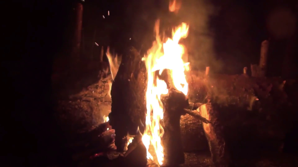 Ночлег около костра в тайге 11-я ночь. Сделали НОДЬЮ СМОЛЯШКИ горят ОТЛИЧНО. Девственная тайга. - (смотрите на видео внизу статьи)