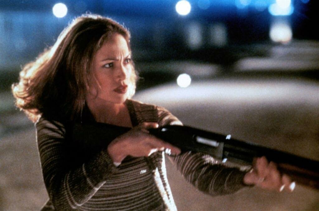 ДжейЛо в роли Карен Сиско, ружье в роли ружья. Кадр - Кинопоиск.ру