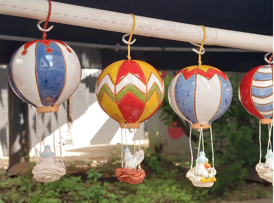 Керамические воздушные шары на маркете "4 сезона". Стоимость 3500 р. Фото автора