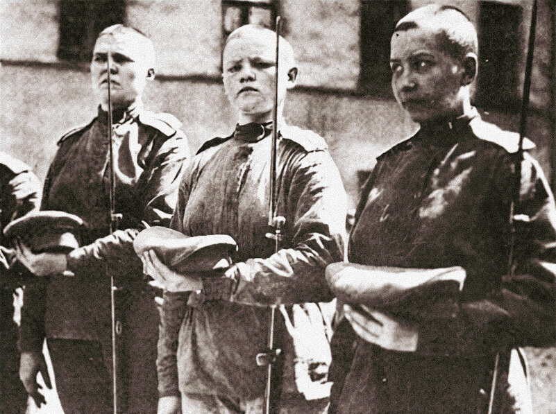 Фотографии из альбома "Женский батальон смерти". Мемориальный музей.