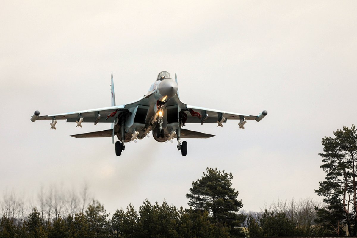    Истребитель Су-35 ВКС России сбил вертолёт ВСУ в районе Купянска
