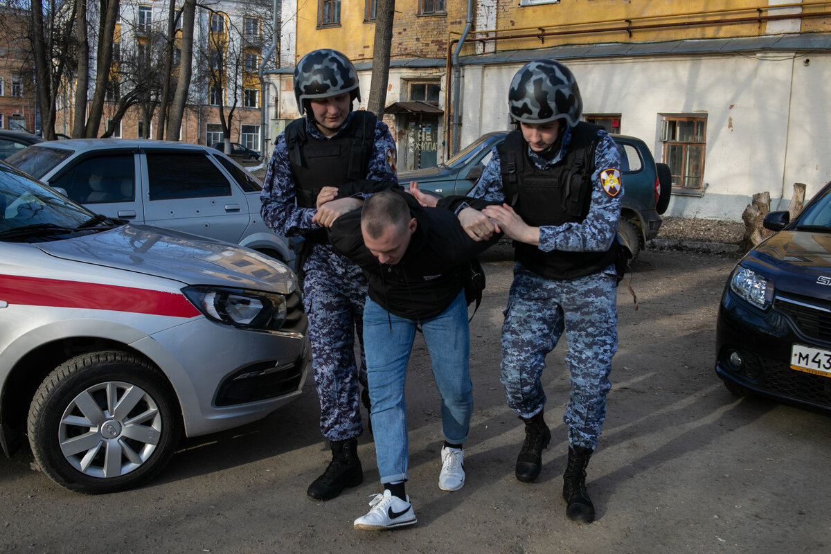 В Кирове росгвардейцы задержали гражданина, находящегося в розыске