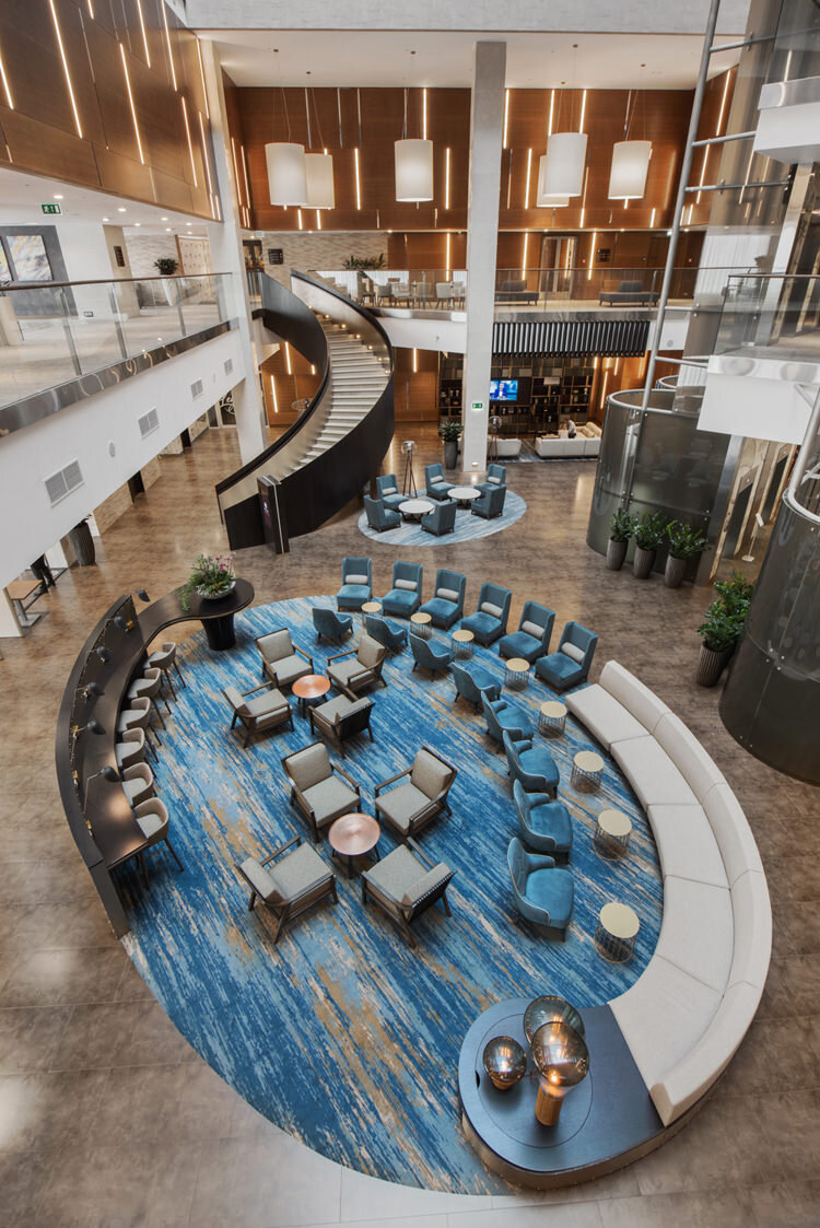 Вестибюль, отель DoubleTree by Hilton Moscow – Vnukovo Airport, дизайнеры Анна Мусиенко и Эдельвейс Королёва. С закруглённой лестницей возникли трудности и у дизайнеров, и у конструкторов с исполнителями. Однако теперь это одно из лучших мест для фотосессий.