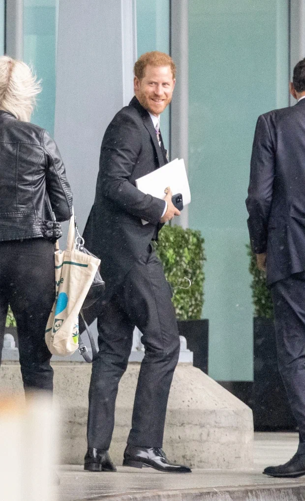 Гарри мчится с коронации в Америку