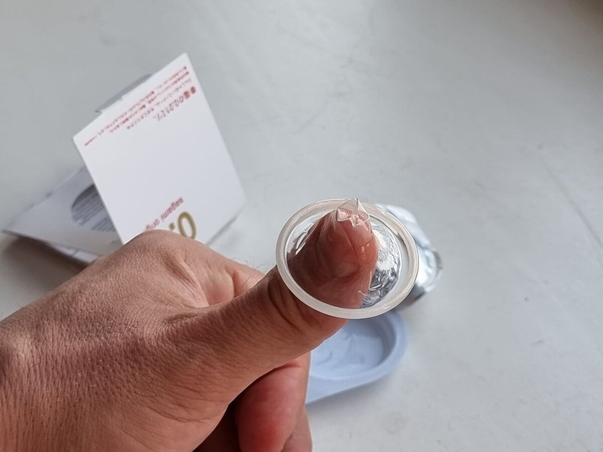 Полиуретановые презервативы бесцветны, почти полностью прозрачны, очень прочны и очень тонки. Но и жёсткие, и плохо растягиваются