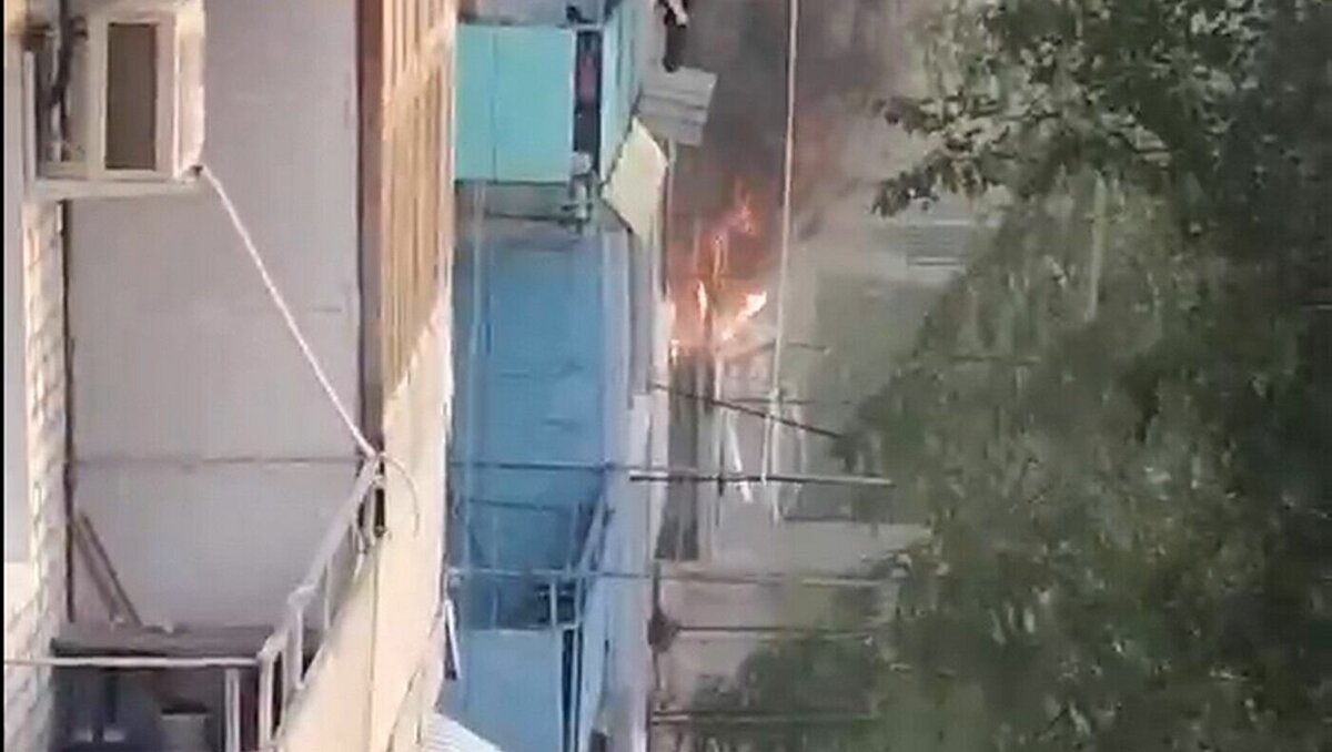     По предварительной версии пожар произошел в результате взрыва в одной из квартир вечером 16 мая в городе Михайловка Волгоградской области. В доме по улице Энгельса пострадали 2 человека, они доставлены в больницу.