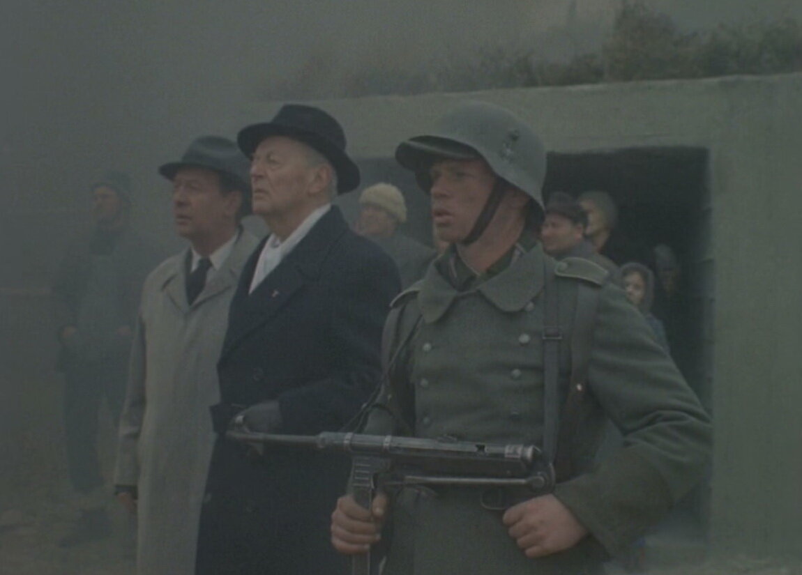 Немецкий солдат в каске с "рогами". Кадр из фильма