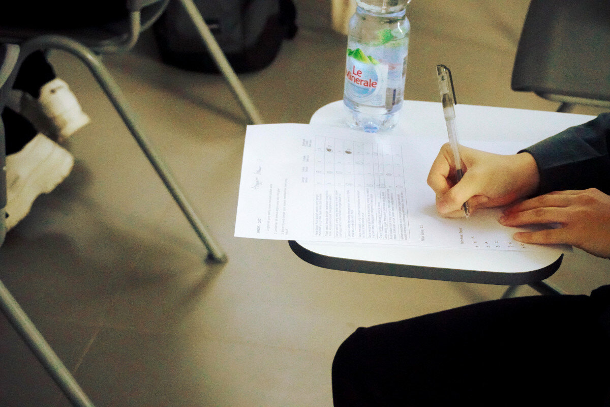    Источником стресса на экзамене может стать что угодно, от сложных заданий до непривычной рассадки. Чтобы выпускникам было легче, ЕГЭ в школах репетируют. Источник: unsplash.com