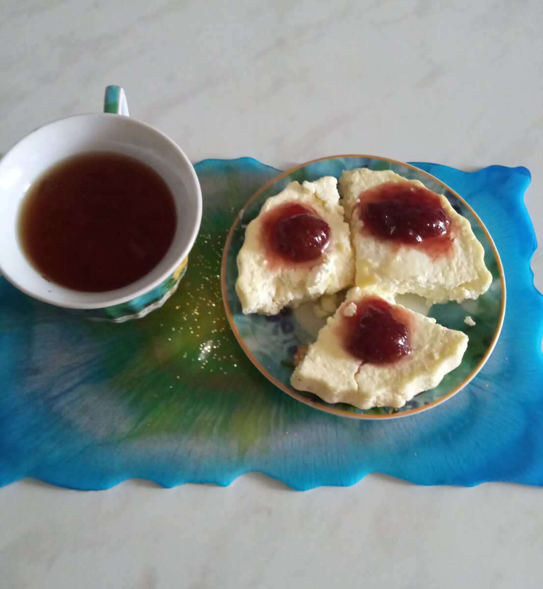 Перекус  творожное суфле-197гр., варенье из клубники-22гр. Чай. К-253,75         Б-19,36       Ж-11,33        У-19,0