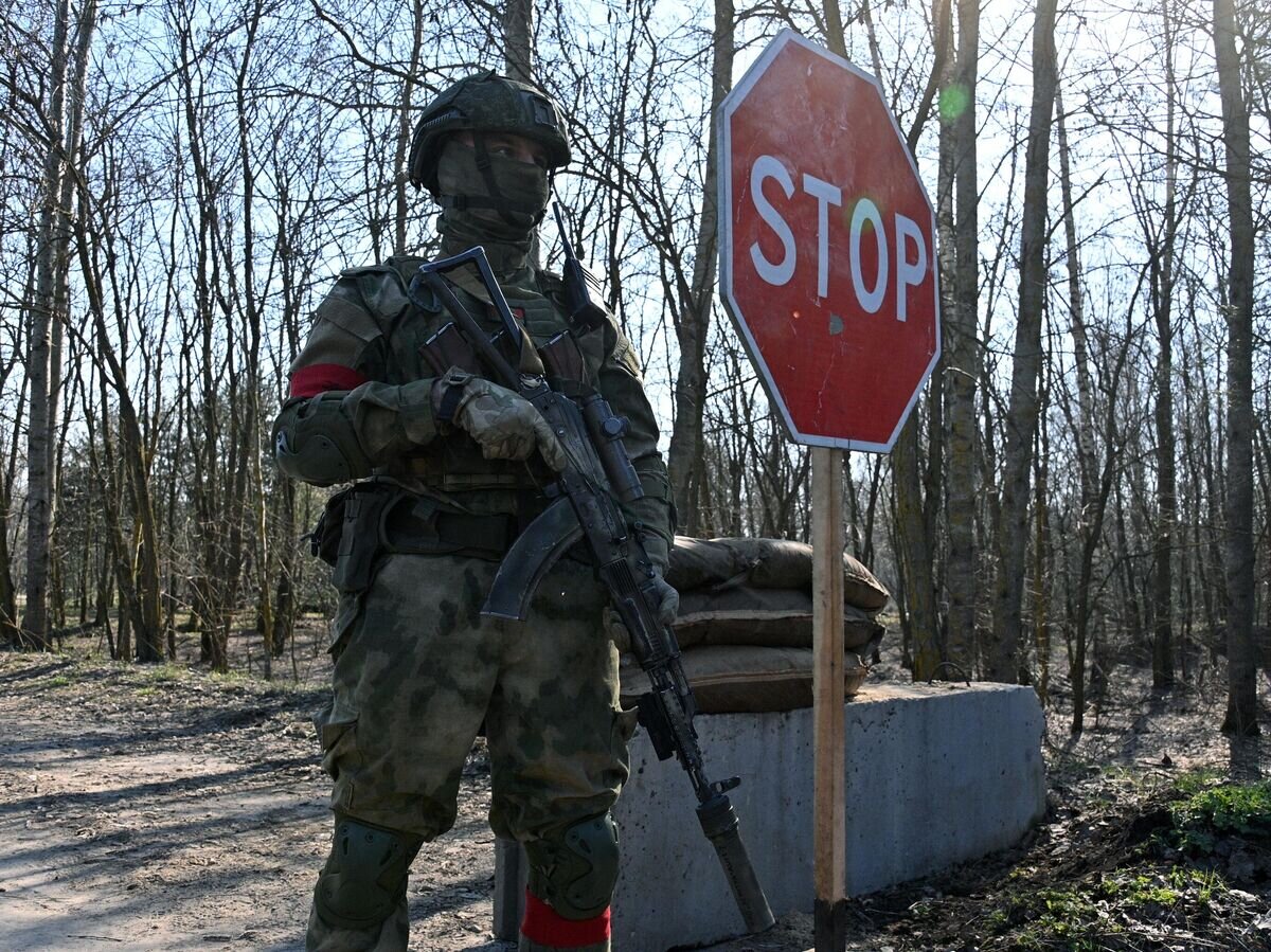    Военнослужащий воздушно-десантных войск Белоруссии дежурит на контрольно-пропускном пункте в Гомельской области неподалеку от белорусско-украинской границы© Sputnik / Виктор Толочко