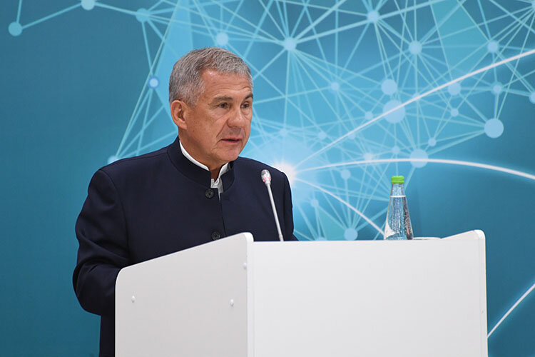    Рустам Минниханов: «Запуск коридора способствует совершенствованию макрорегиональной транспортно-логистической системы евразийской транспортной структуры. Это закладывает основу для развития торговых, инвестиционных отношений внутри Евразии» Фото: rais.tatarstan.ru