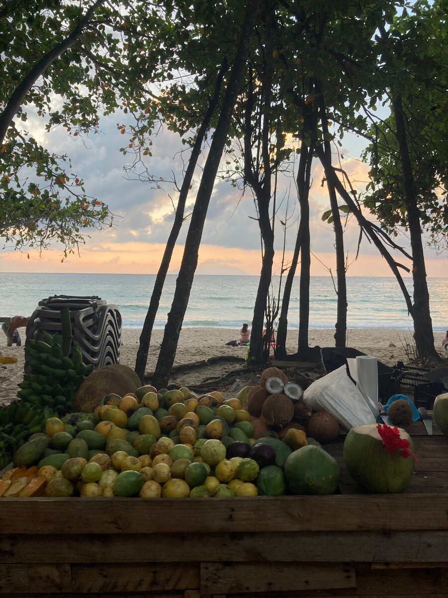 Палатка с местными фруктами