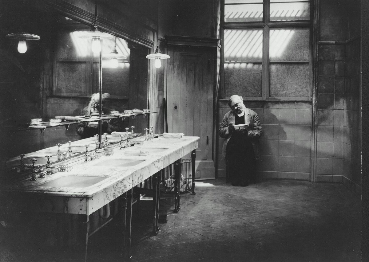 Кадр из фильма "Последний человек" (1924)