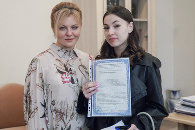    Вручение сертификата на приобретение жилья юной жительнице Клина © Пресс-служба администрации г.о. Клин