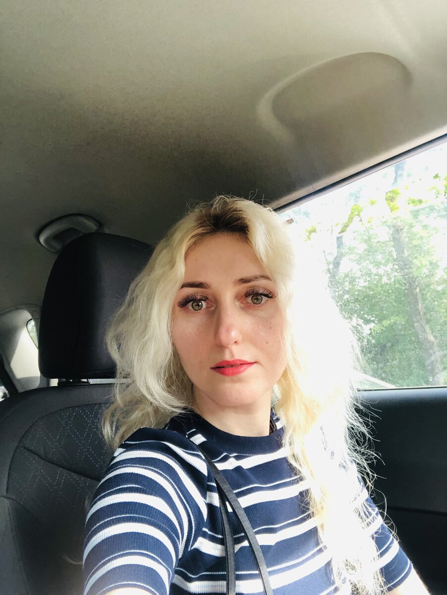 Девушка в машине 