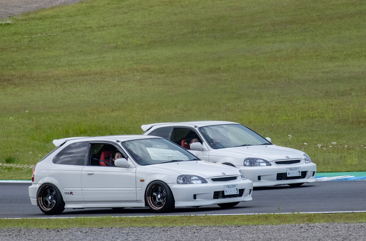    Civic Type-R под заводским обозначением EK9 был во всех смыслах выдающейся машиной. Любой Civic шестого поколения имел изощрённые двухрычажные подвески спереди и сзади. А в версии Type-R он получил мотор B16B — самый форсированный атмосферник того времени. С 1,6 литра объёма он выдавал 185 л.с.! Потрясающий агрегат с системой VTEC отличался от обычного B16 высоким блоком и длинными шатунами, благодаря чему крутился до космических 9000 оборотов в минуту.   
ともも / GT4Tomo