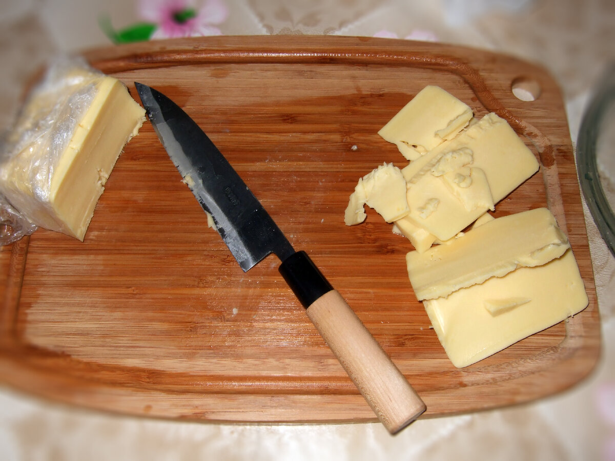 сыр порезанный. каким клеем склеить ручку к ножу. тонкая нарезка сыра. нарезать сыр чтобы не прилипал к ножу. сделать покрыть лаком нож из дерева.