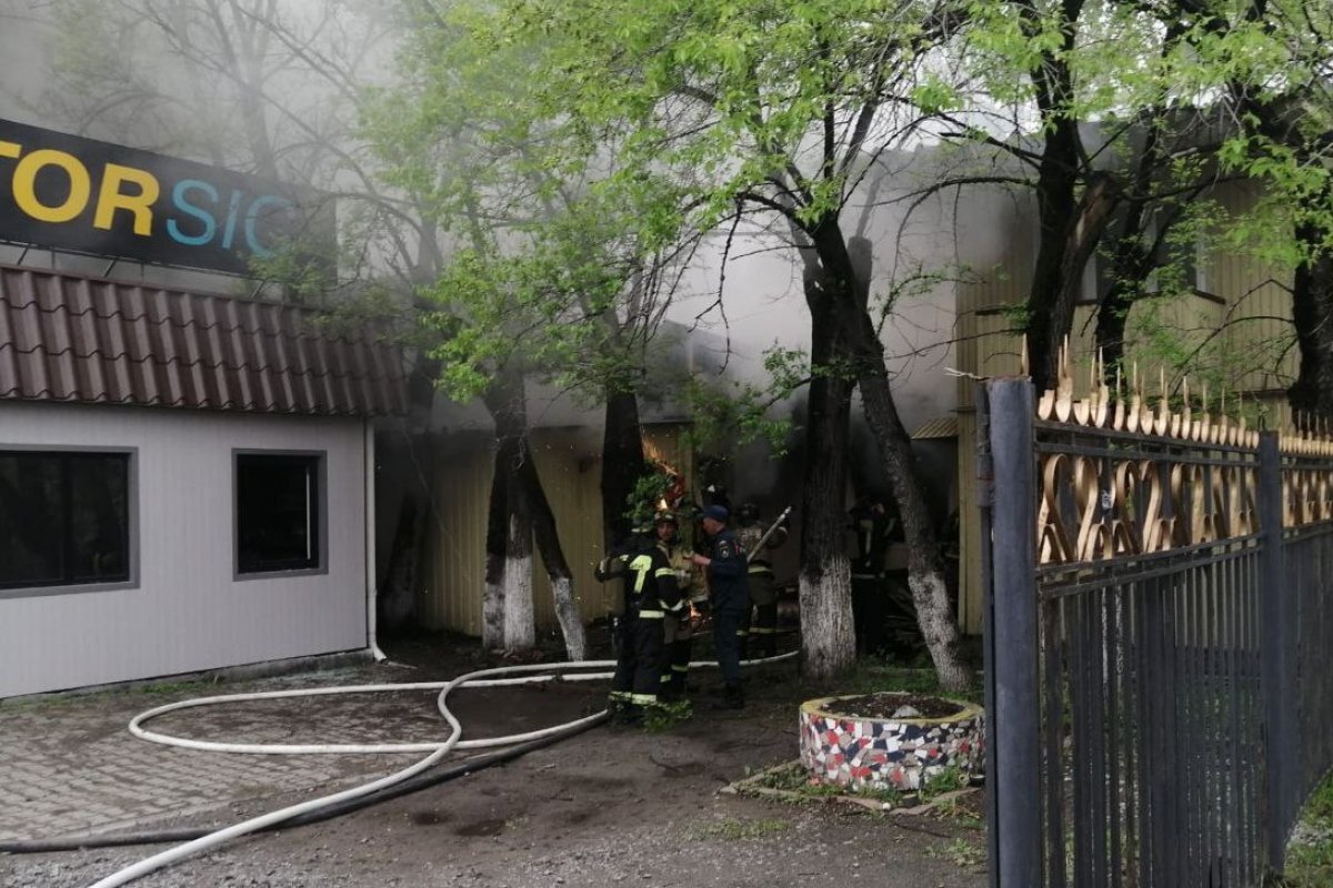    Пожар в магазине автокрасок в Хабаровске тушили больше трёх часов
