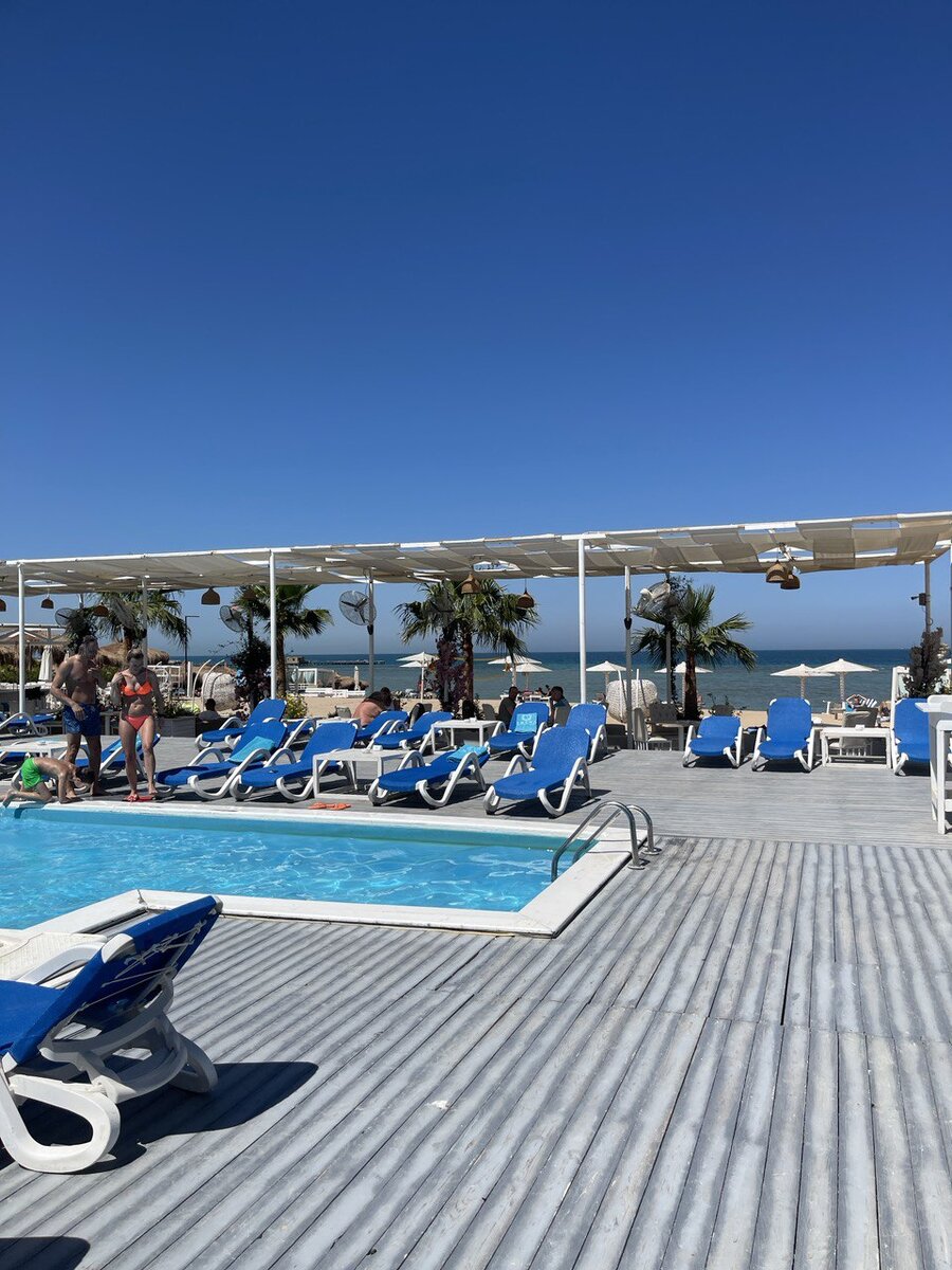 Бассейн у моря для жителей комплекса Selena Bay