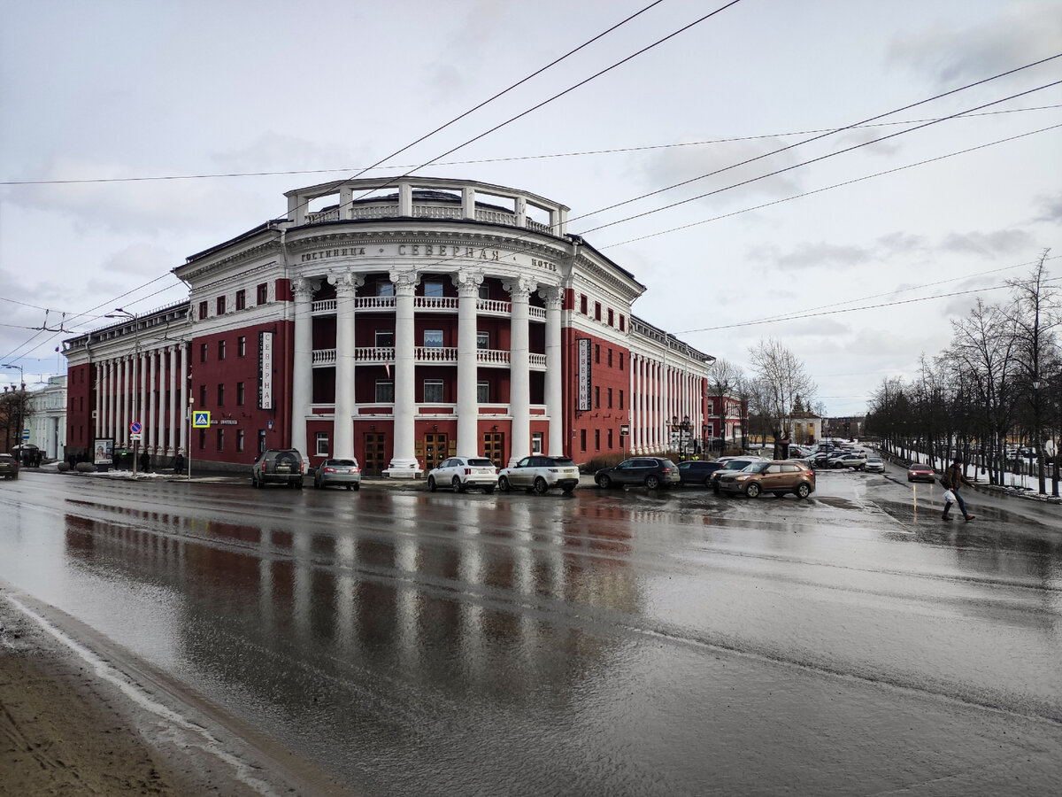Гостиница Северная и ресторан Северный. Здание очень приметное. Листайте галерею>>