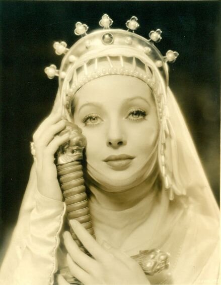 Лоретта Янг в роли королевы Беренгарии