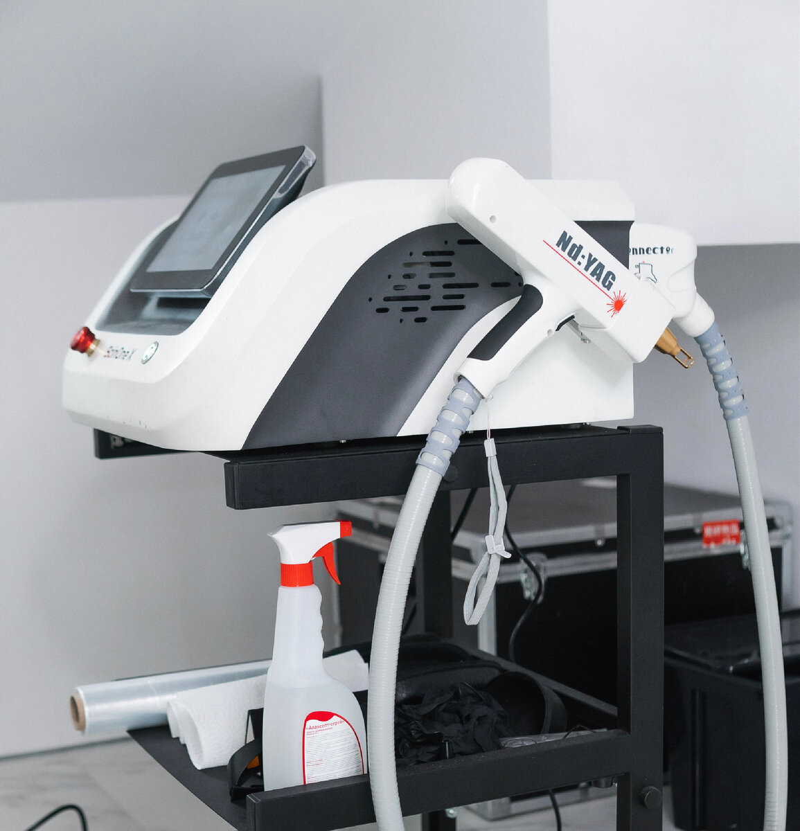 Неодимовый лазер, установленный в тату-студии «KOKOSSTUDIO»