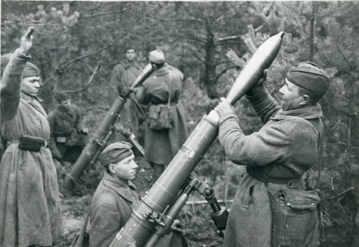 Красноармейцы ведут огонь из 120-мм полковых миномётов ПМ-38 образца 1938 года