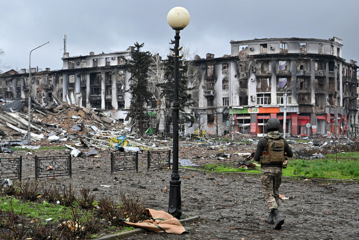 Боец ЧВК "Вагнер" у разрушенного здания горсовета в центре Артёмовска