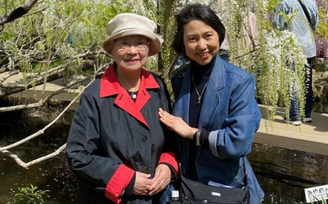    Мичико Томиока со своей мамой, фото: соцсети