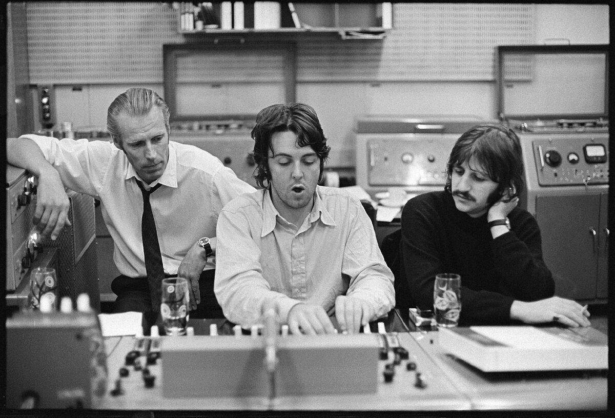 Английский композитор участник битлз. MCCARTNEY 1968. Paul and Linda MCCARTNEY 1968. George Martin 1968. Paul MCCARTNEY and George Martin.