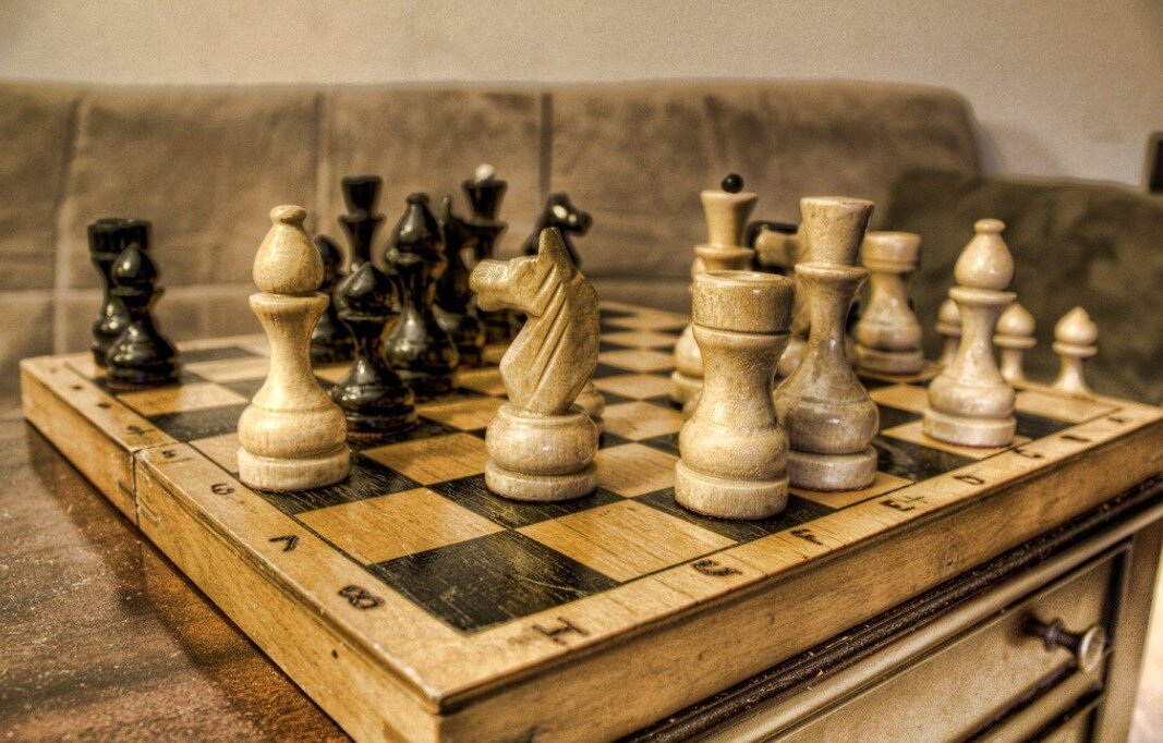 Chess first. Шахматы Монглана Легенда. Старинные шахматы. Древние шахматы. Антикварные шахматы.