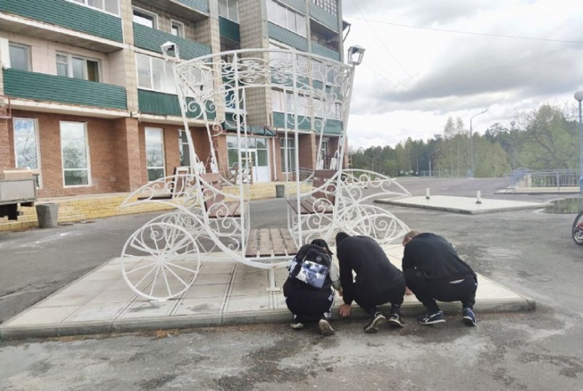    Подростки в Саянске разрисовали скамейки на территории ЗАГСа