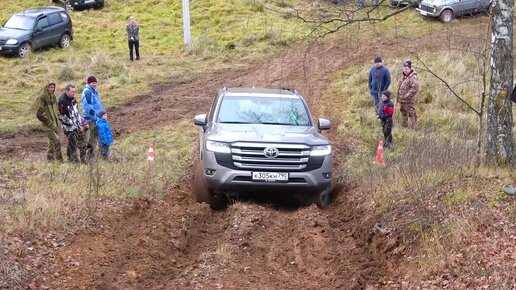 Video herunterladen: Битва Toyota Land Cruiser 300 со злыми тазами на бездорожье