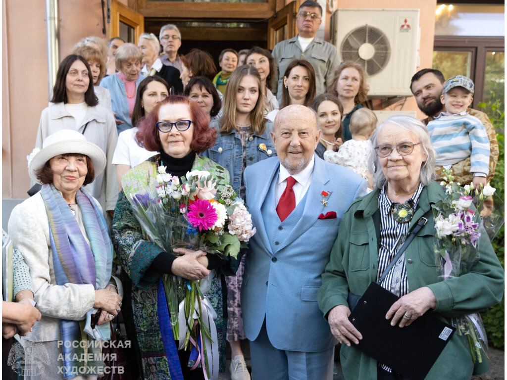 Президент РАХ З.К.Церетели с участниками выставки на торжественной церемонии открытия. Фото: Виктор Берёзкин, пресс-служба РАХ.