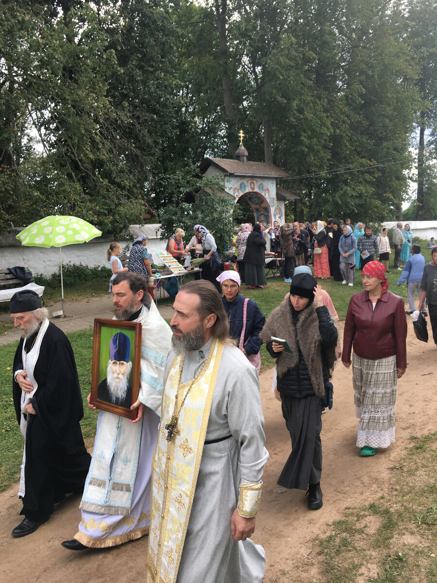Батюшку не забывают, вернее он не забывает о своих чадах, и всех кто обращается к нему на могиле и в его келии получают от него помощь.   Далее с крестным ходом богослужение переместилось на кладбище к могилке старца.