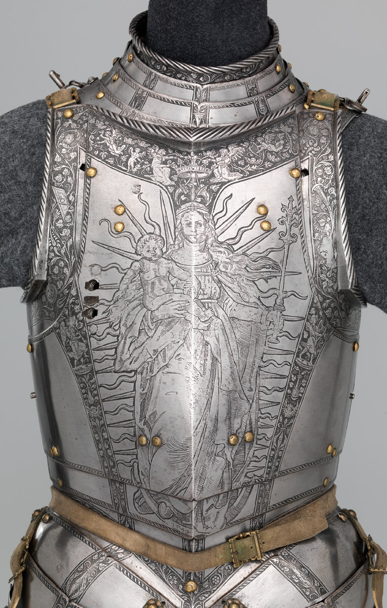 Доспехи императора Фердинанда I, подаренные ему старшим братом императором Карлом V,  – на груди Богоматерь с младенцем и скипетром – символ, наносившийся на доспехи Карла V