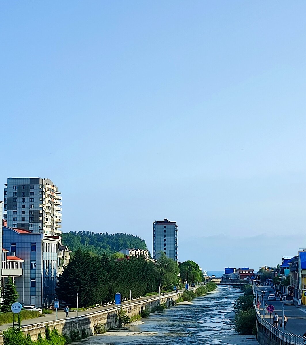 Мы сейчас живём в дальней высотке на 11 этаже