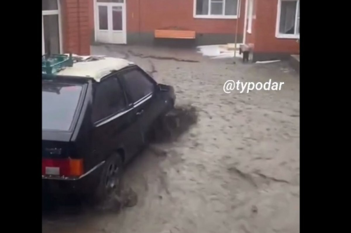    В ауле Ходзь в Адыгее из-за паводка подтопило дворы