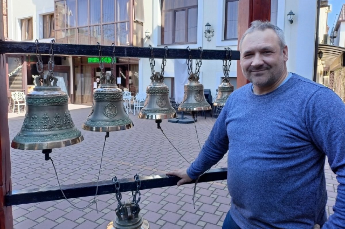    Песню написал в окопе. Как праздничный звонарь объездил Донбасс