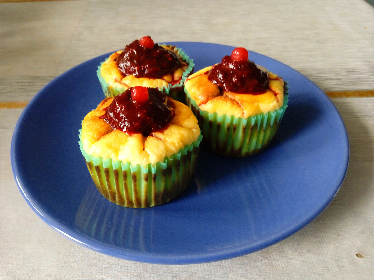 Запечëные сырники из простокваши со смородиновым топингом