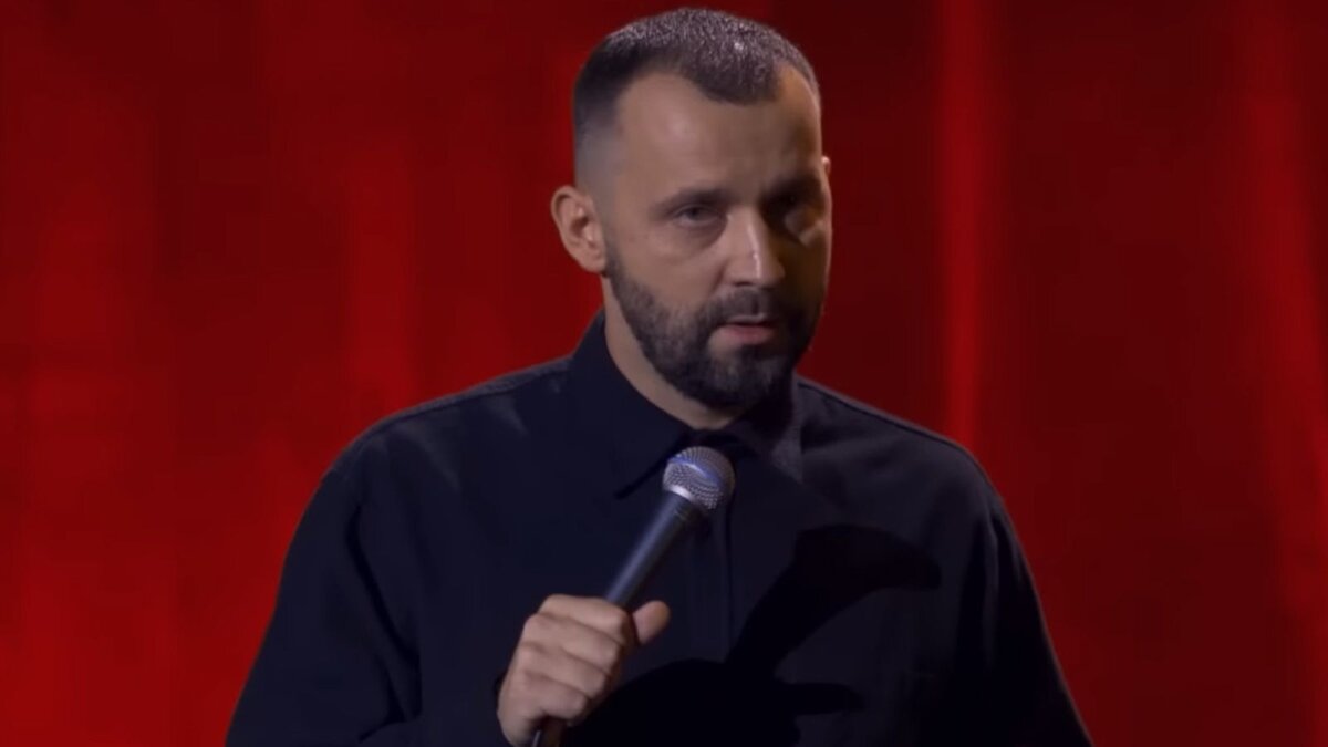 Белый стендап комик. Стенд ап белый. Участники стендап на тнт. Стенд ап белый. Стенд ап белый.