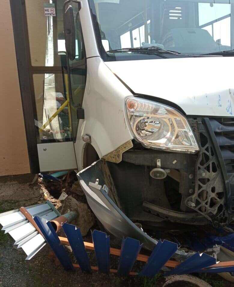  📷    В Орске пассажирская Газель въехала в стену дома, пострадал один человек Кристина Просвиркина
